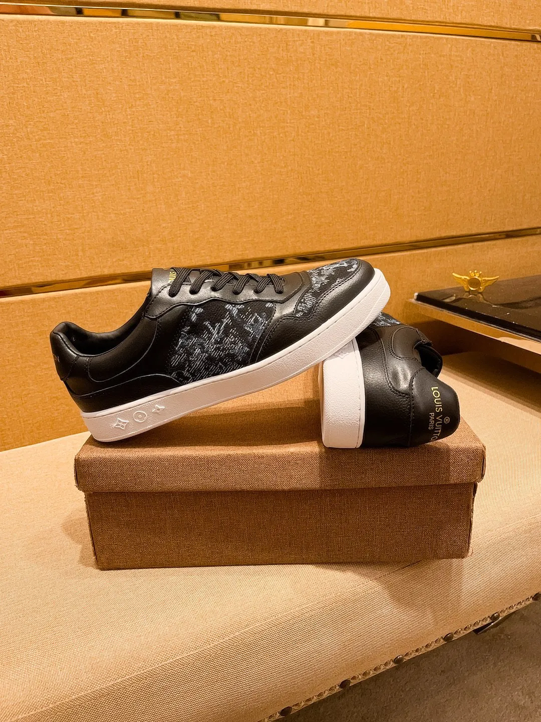 Men's shoes💰 400💰[LV]🔥Louis Vuitton, high-end men's shoes brand, official website 1:1 latest masterpiece: the upper is made of Italian imported first-layer cowhide with a comfortable and breathable lining➕original non-slip and wear-resistant outsole🔥, making walking more convenient and comfortable! An exclusive new model, a stunning work, a beautiful 1:1 replica [color] compared to the official quality! Create a fashionable personality to set off your uniqueness! A must-have for trendy men! Classic🔥Size: 38-44 Color: 🔥 2⃣️colors available🔥